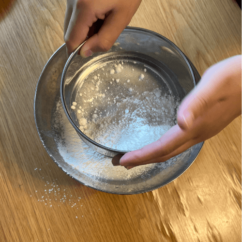 ふるい（クレープ生地作り）