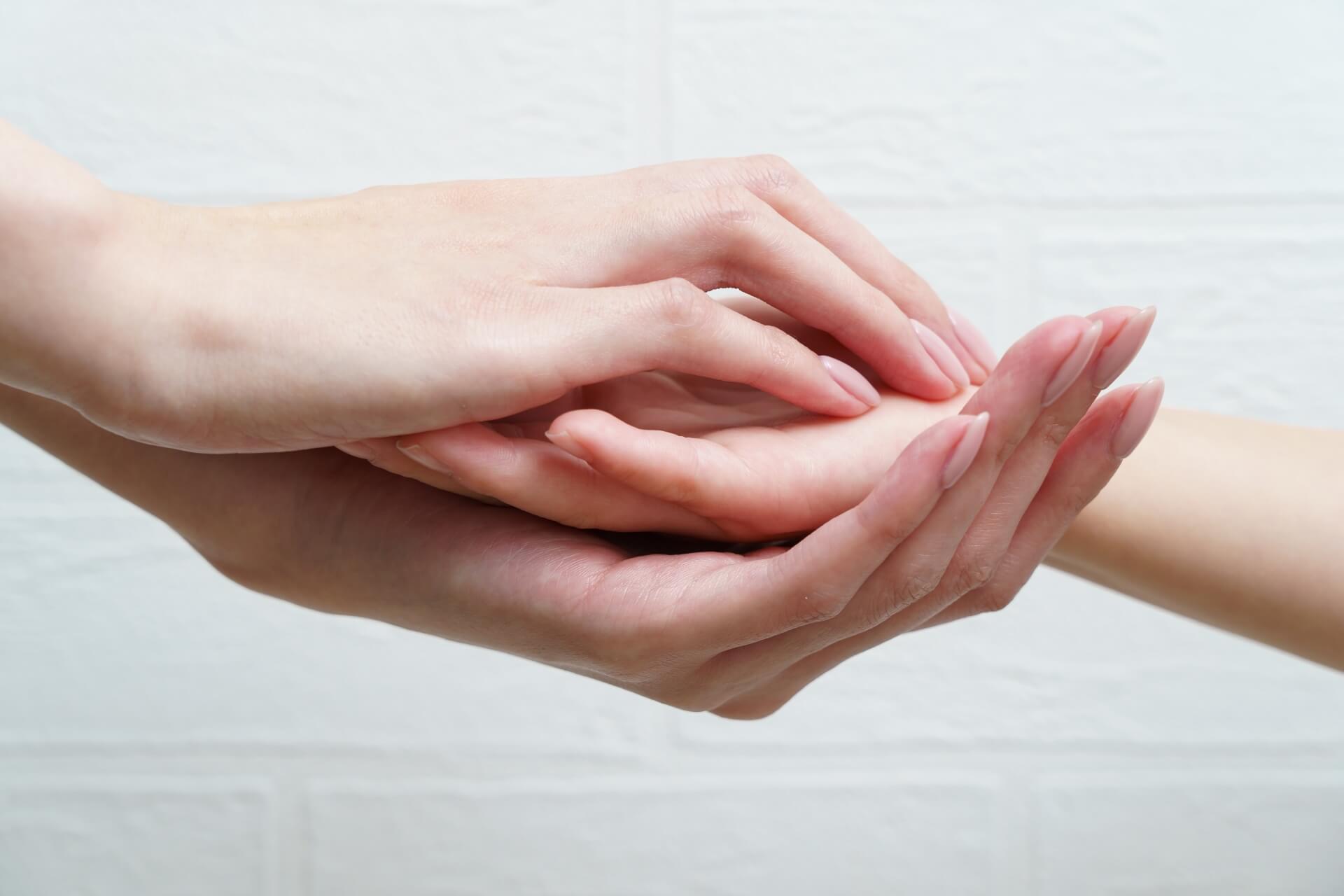 親と子が手をつなぐ様子