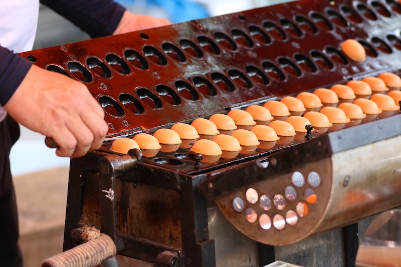 ベビーカステラを焼く様子