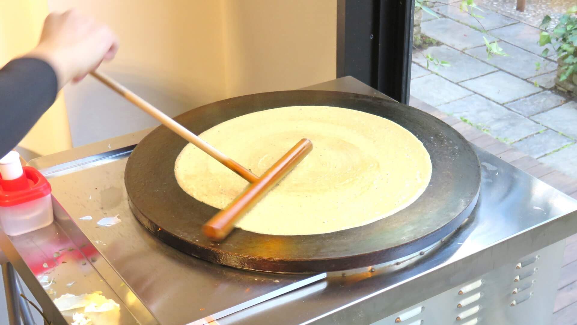 クレープ生地焼く イメージ写真