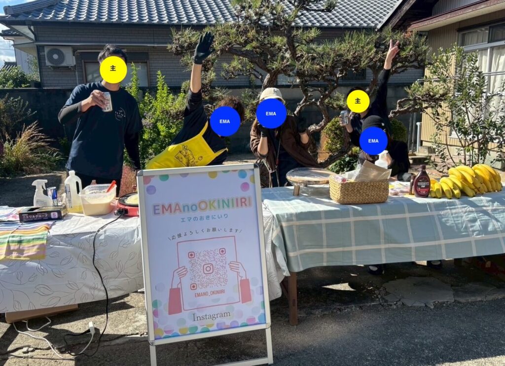 イベント主催者の友人夫婦とEMAスタッフがブース前で撮影した記念写真