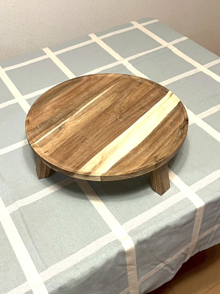 IKEAのテーブルクロスを敷いたテーブルの上に、同じくIKEAで購入した丸テーブルを置いた写真