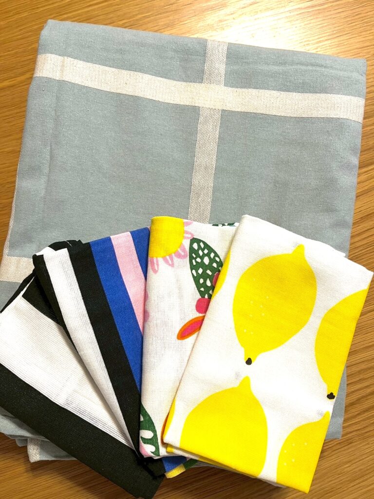 IKEAで購入したテーブルクロスと4枚のカラフルなランチョンマットを畳んで並べた写真