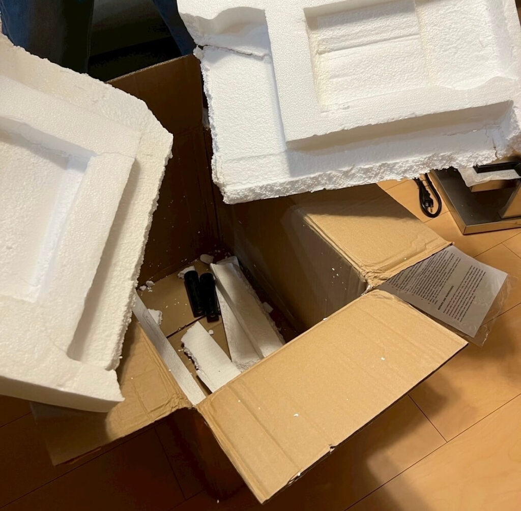 購入したベビーカステラメーカーが届いた時の状態_梱包材がボロボロ