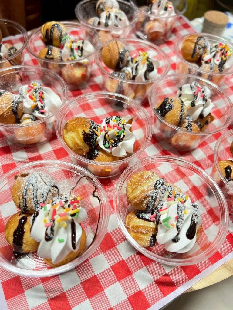 会場で提供したベビーカステラ。粉糖やチョコレートソース、生クリーム、カラースプレーでトッピング。