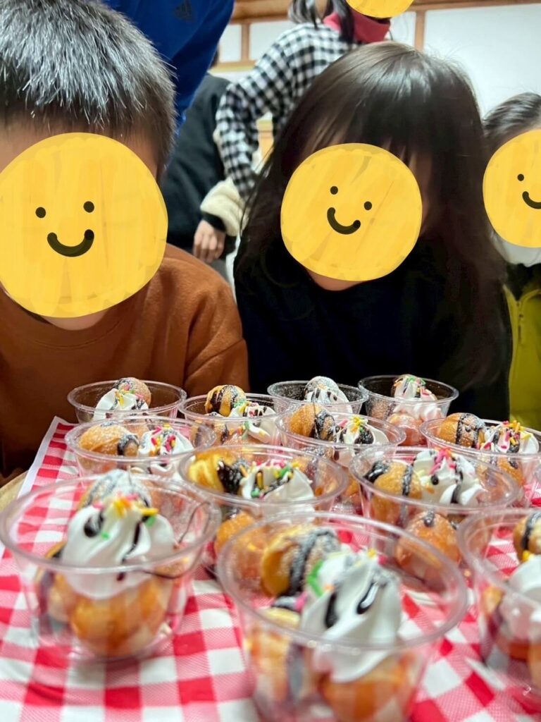 ベビーカステラの準備をのぞき込む子どもたち。