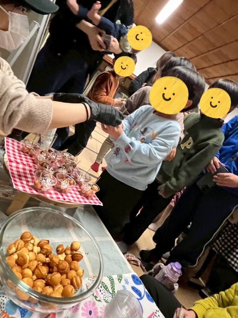 ベビーカステラを受け取る子どもたちの様子。