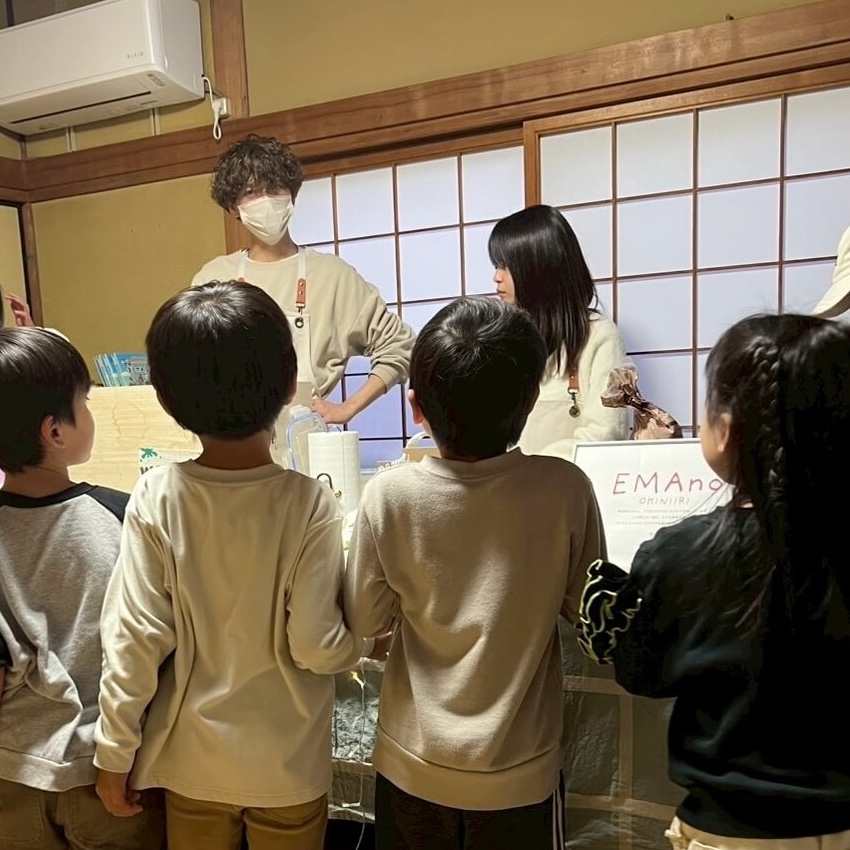 子どもたちがベビーカステラをもらいに集まっている様子