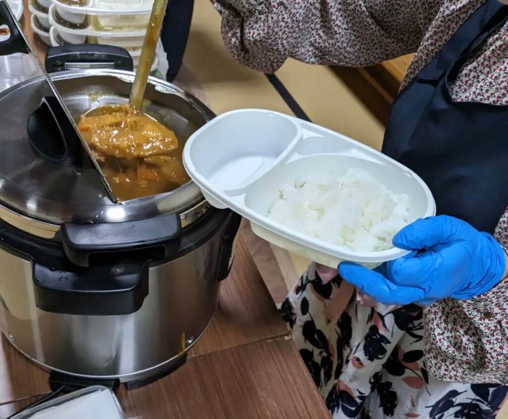 くらもと広場でカレーを提供している様子